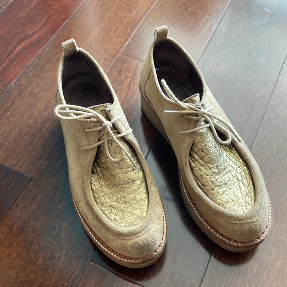 Rubber sole with golden detail